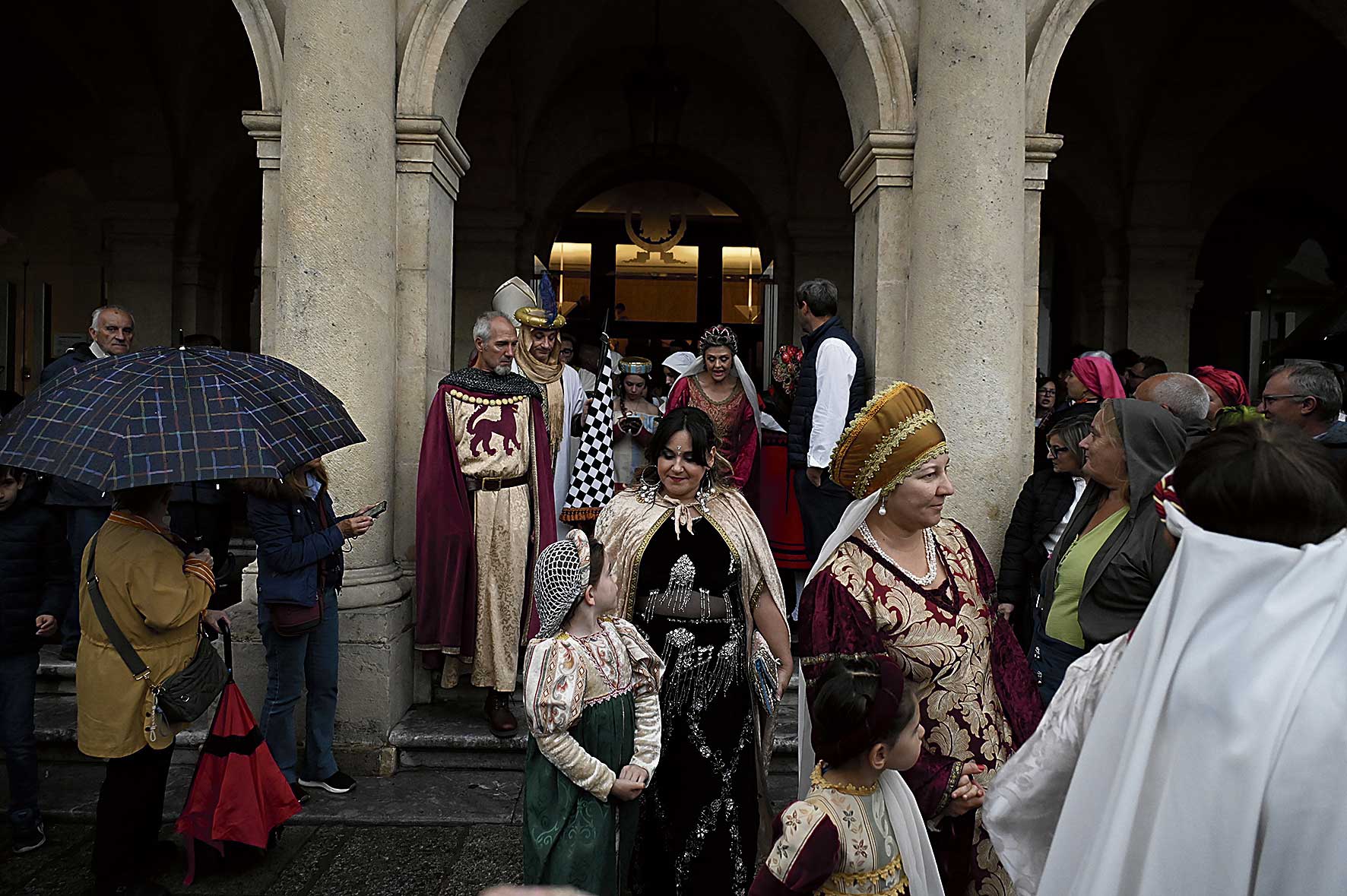 Las doncellas desfilaron a la carrera por la calle Ancha hacia San Isidoro