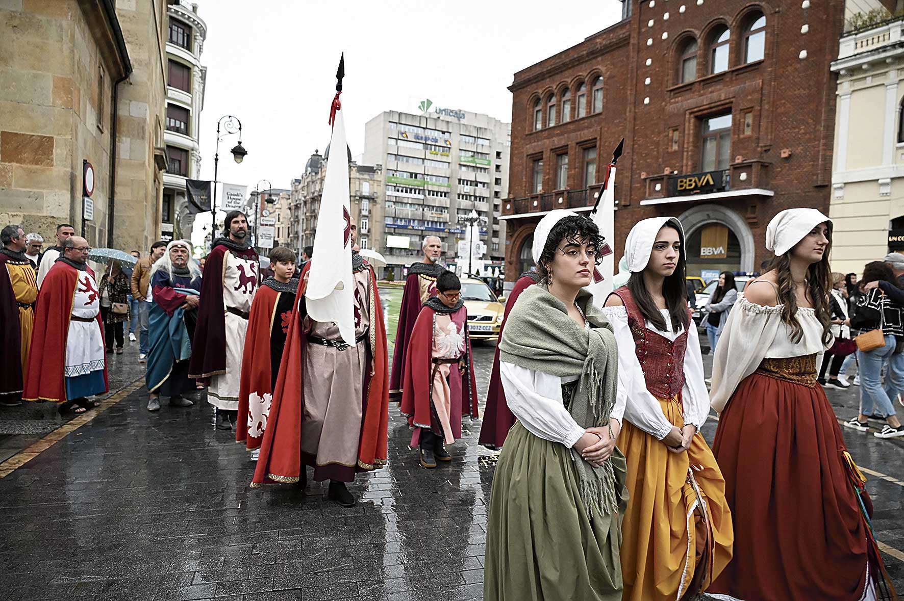 Las doncellas desfilaron a la carrera por la calle Ancha hacia San Isidoro