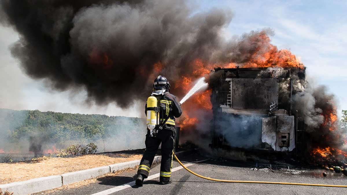 Las llamas causaron una gran columna de humo negro visible desde varios puntos de la provincia. | BOMBEROS DE LEÓN