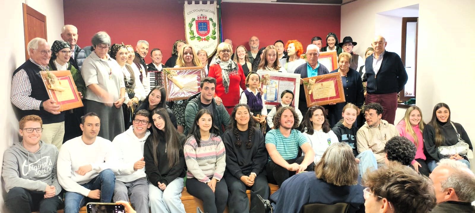 Imagen de grupo de la jornada de homenaje a los mayores celebrada en Murias de Paredes. | L.N.C.