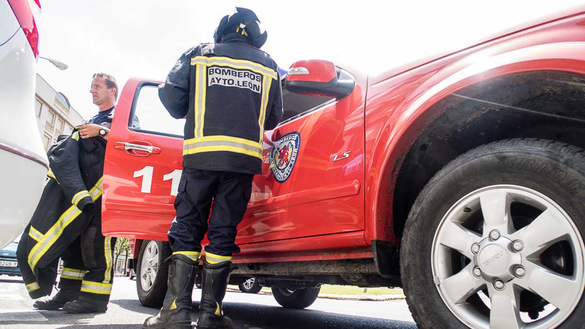 El niño fue rescatado del vehículo por la Policía Local y por efectivos de los bomberos. | BOMBEROS DE LEÓN