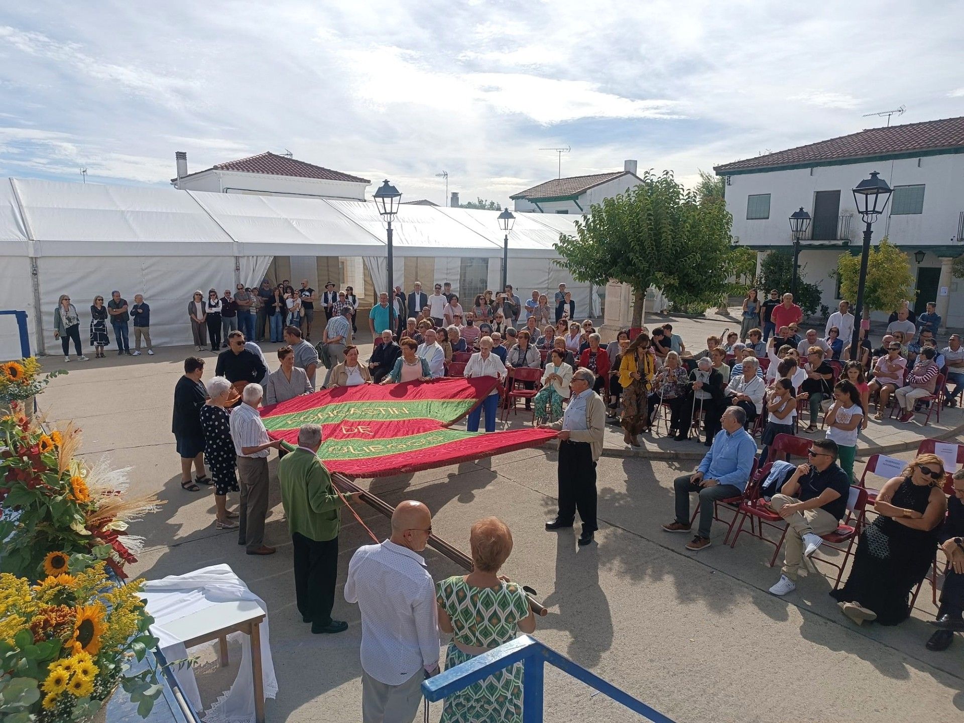 Los ‘olegarios’ recibieron con gran emoción la recuperación y bendición de su pendón concejil de Oliegos, en la Cepeda que lucirán en Fonscastín. | ICECU