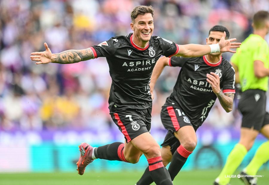 Collado celebra conBicho el gol que acabó dando la victoria a la Cultural en Valladolid.  LALIGA