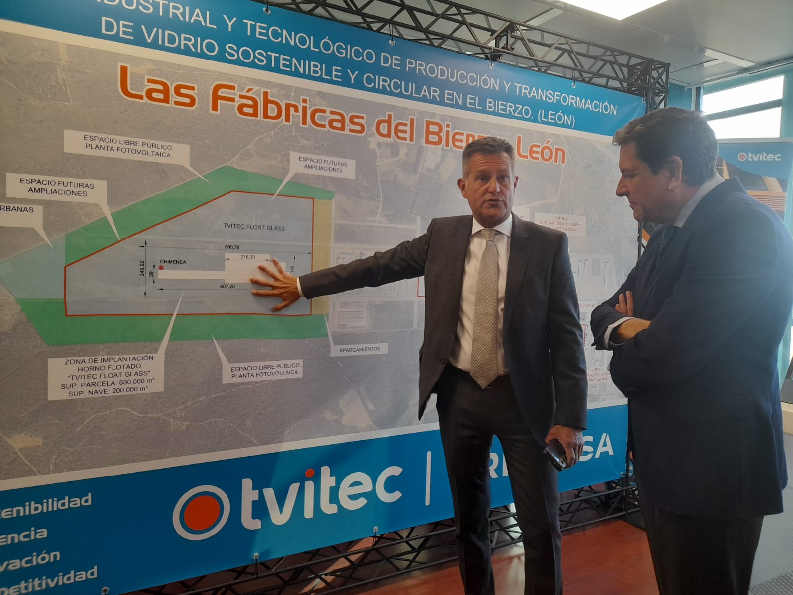 Carriedo visitando las instalaciones de Tvitec en el polígono del Bayo. | MAR IGLESIAS