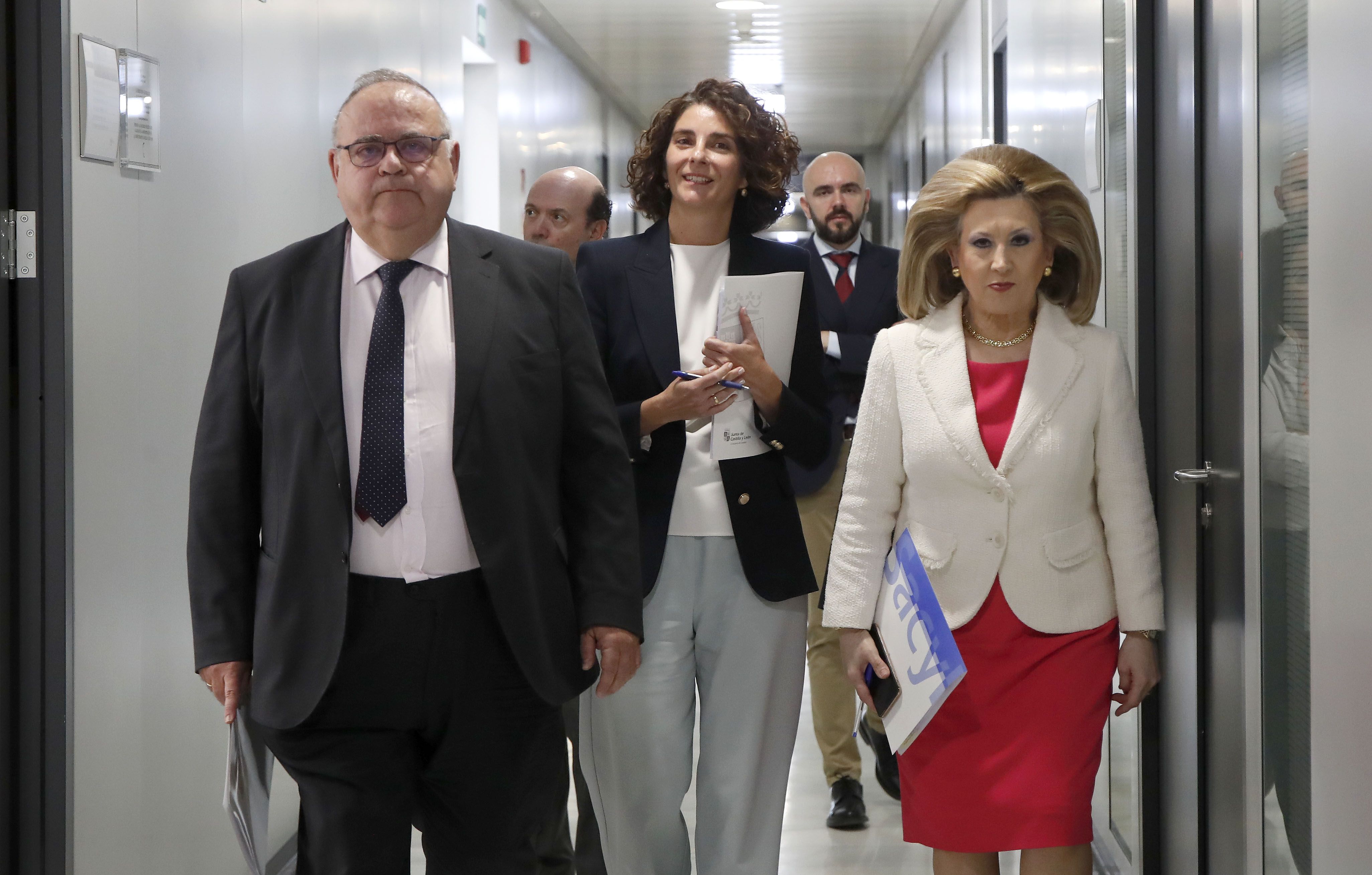 El consejero de Sanidad, Alejandro Vázquez (i), presenta la campaña de vacunación de la gripe y la covid-19. | L.N.C.