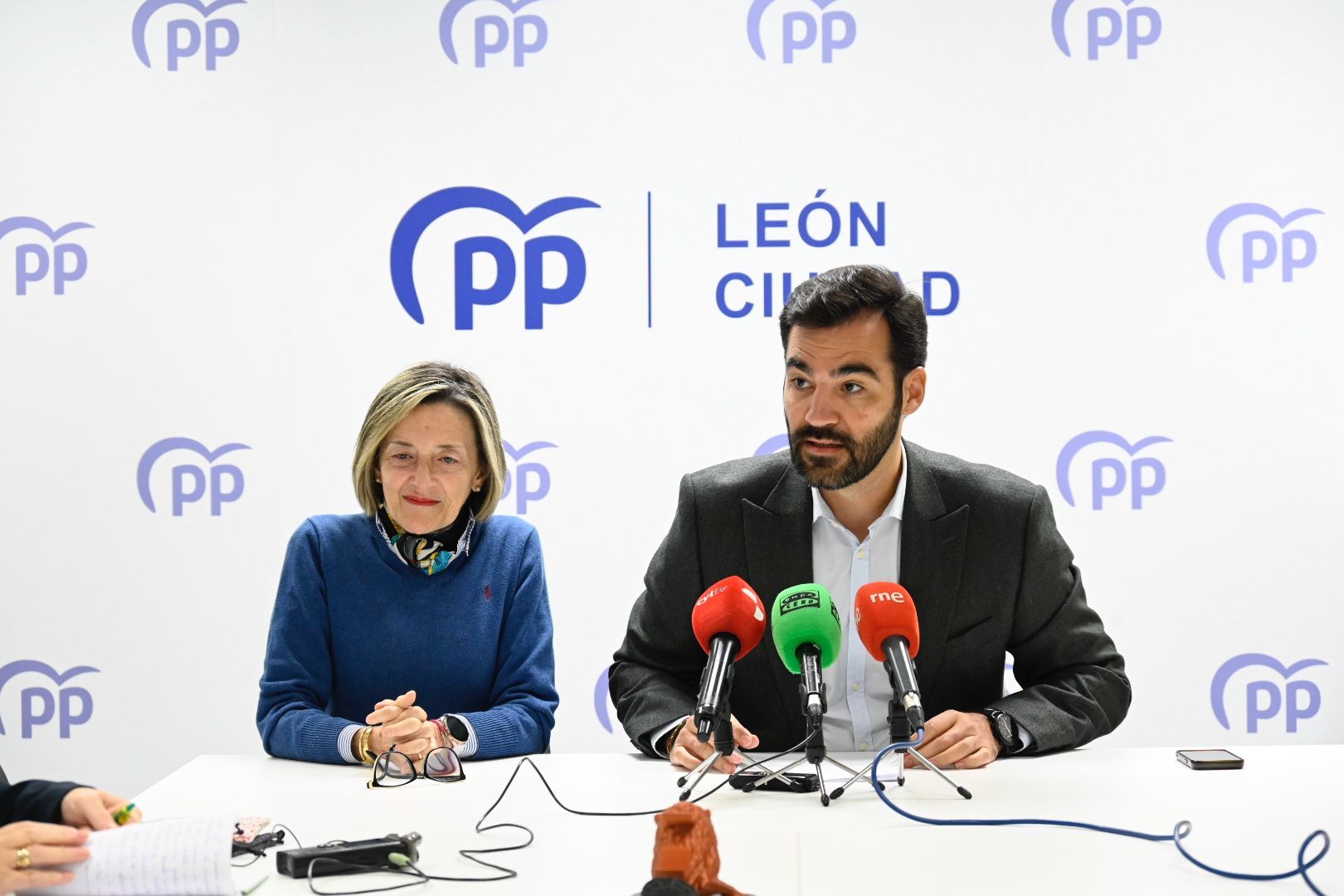 La concejala Ana Franco y el portavoz del Grupo Municipal del Partido Popular del Ayuntamiento de León, David Fernández. | SAÚL ARÉN