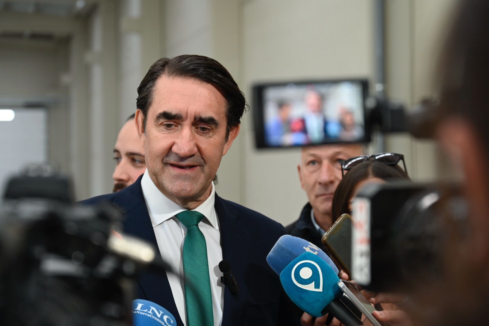 Juan Carlos Suárez-Quiñones, consejero de la Junta, atiende a los medios en el polígono de Villadangos | SAÚL ARÉN