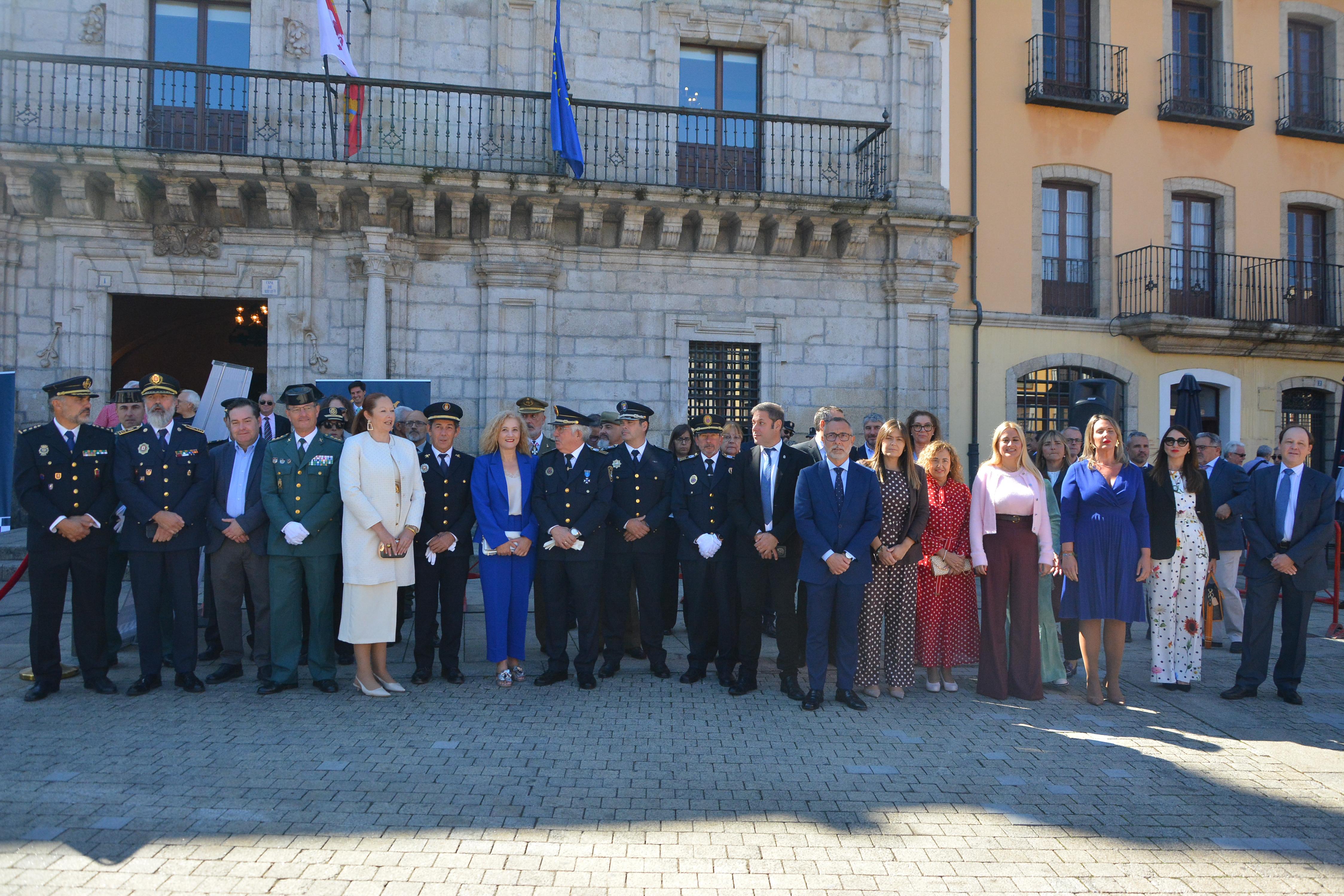 Galardonados con las medallas y Corporación en el Día de la Policía.