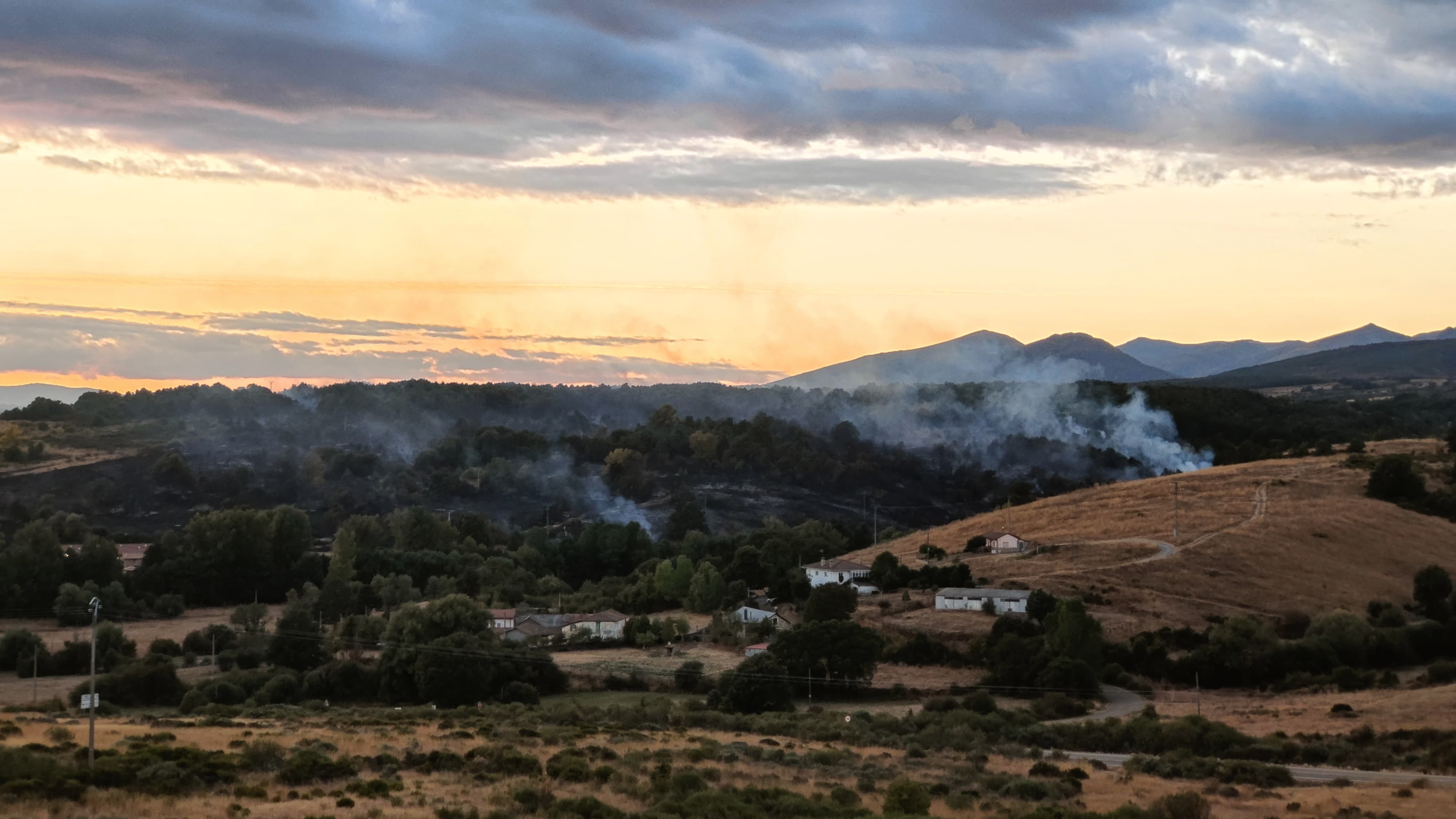 Imagen del incendio de Riello a última hora de este lunes. | L.N.C.