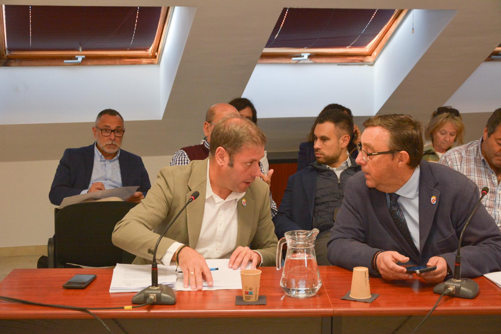 El portavoz del PP en el Consejo hablando con su homólogo de CB antes del pleno. El portavoz del PP en el Consejo hablando con su homólogo de CB antes del pleno.