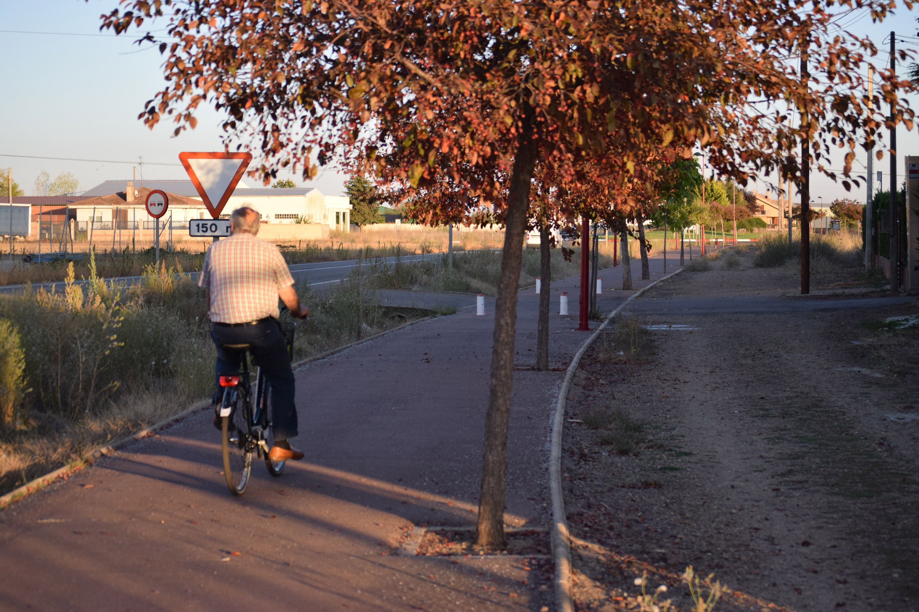 Un hombre circulando en bici por la Circunvalación de Santa María del Páramo. | A. RODRÍGUEZ