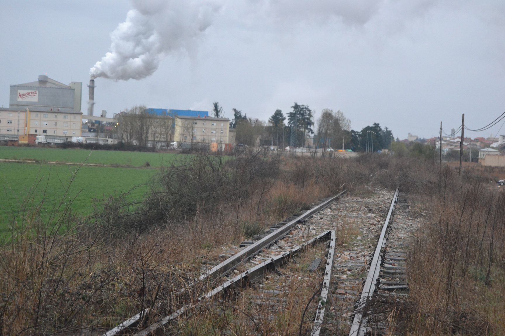 Foto de archivo del tramo de la Ruta de la Plata a su paso por La Bañeza cuando estaba en funcionamiento la azucarera. | ASOC. FERROVIARIA REINO DE LEÓN