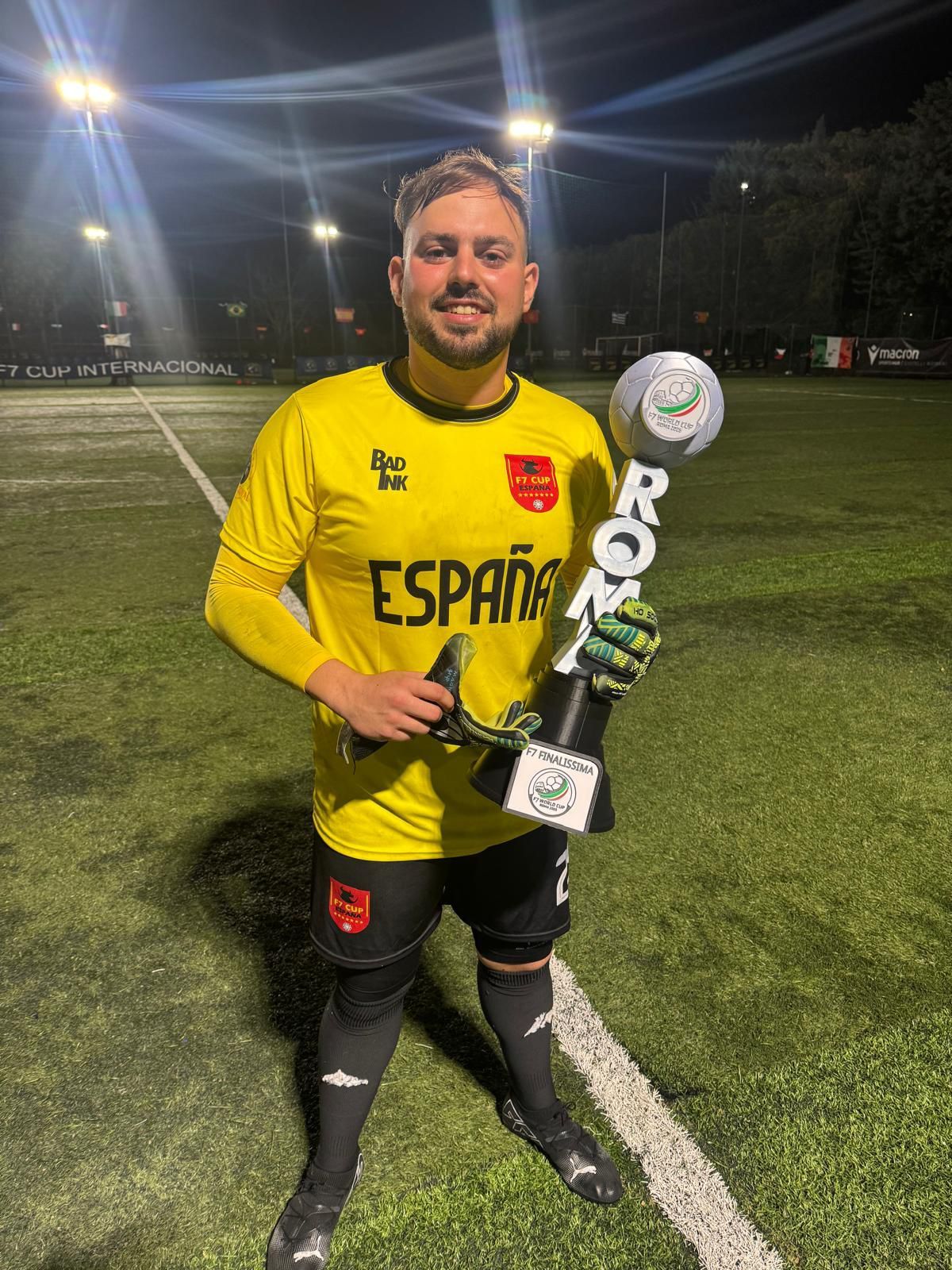 Alejandro con el trofeo de La Finalissima tras salir campeón tras ganar por 6 0 a Argentina. F7CUP Alejandro con el trofeo de La Finalissima tras salir campeón tras ganar por 6 0 a Argentina. F7CUP