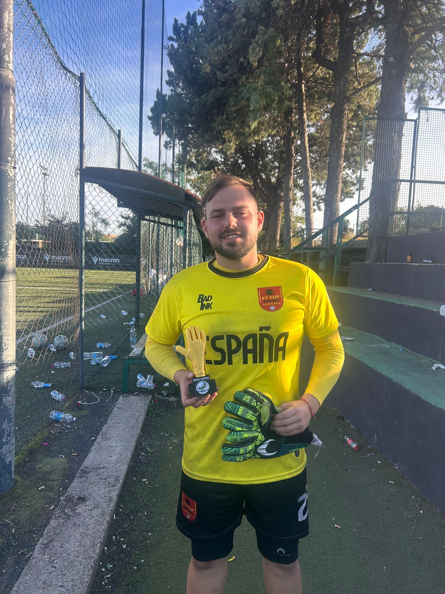 Alejandro con el guante de oro del torneo disputado en Roma. AIF Alejandro con el guante de oro del torneo disputado en Roma. AIF