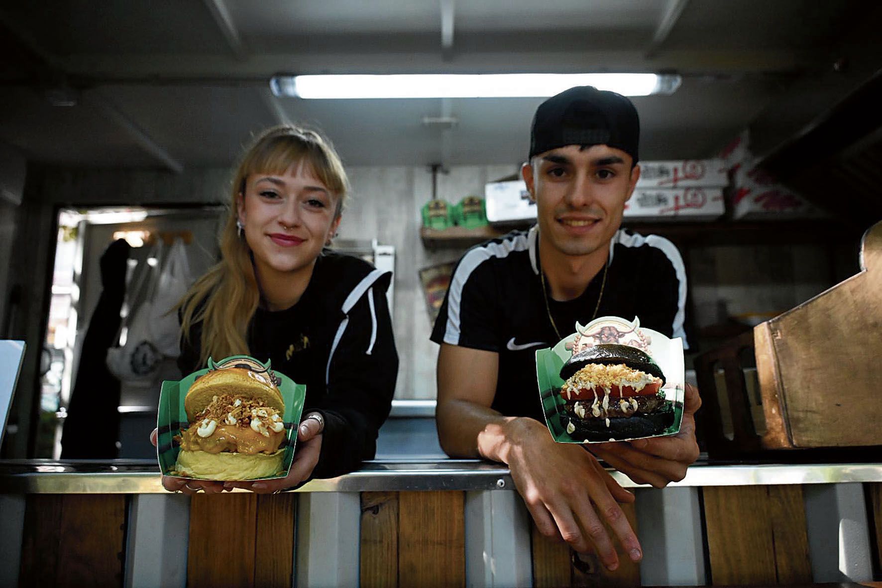Alejandro trabaja con la ayuda de Victoria (en la foto) y Sara, en su ‘food truck’ La Melino en el Come y Calle de León. | SAÚL ARÉN