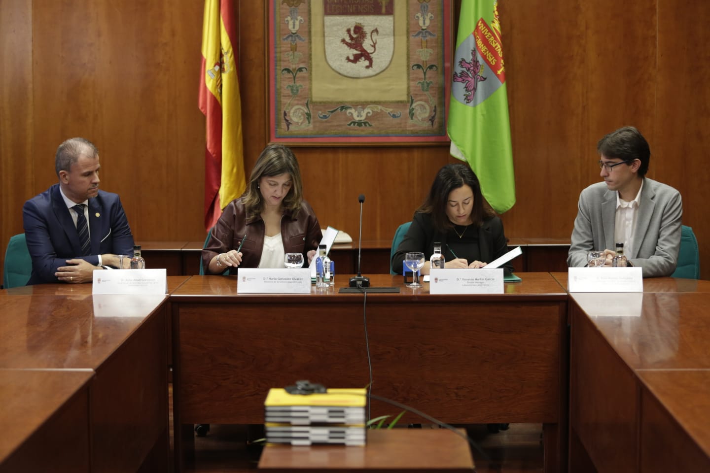 Firma de los nuevos convenios adoptados por León Farma y la ULE. | FERNANDO OTERO Firma de los nuevos convenios adoptados por León Farma y la ULE. | FERNANDO OTERO