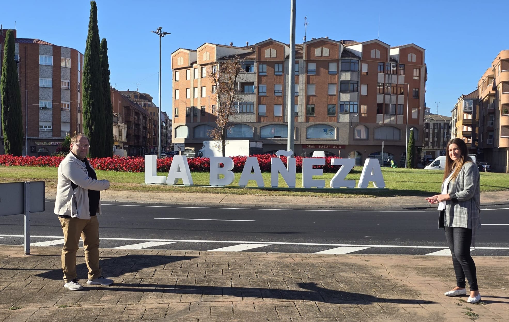 Javier Carrera y Elena Bailez junto a las nuevas letras instaladas. | L.N.C.