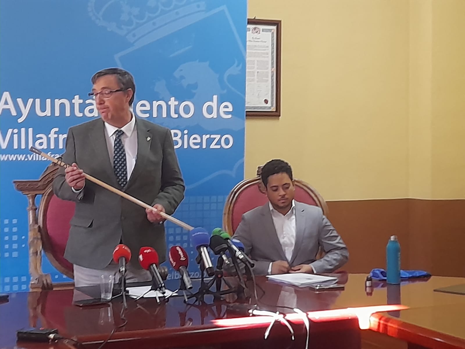 Pereira recogiendo el bastón de Alcaldía en el pleno. | MAR IGLESIAS