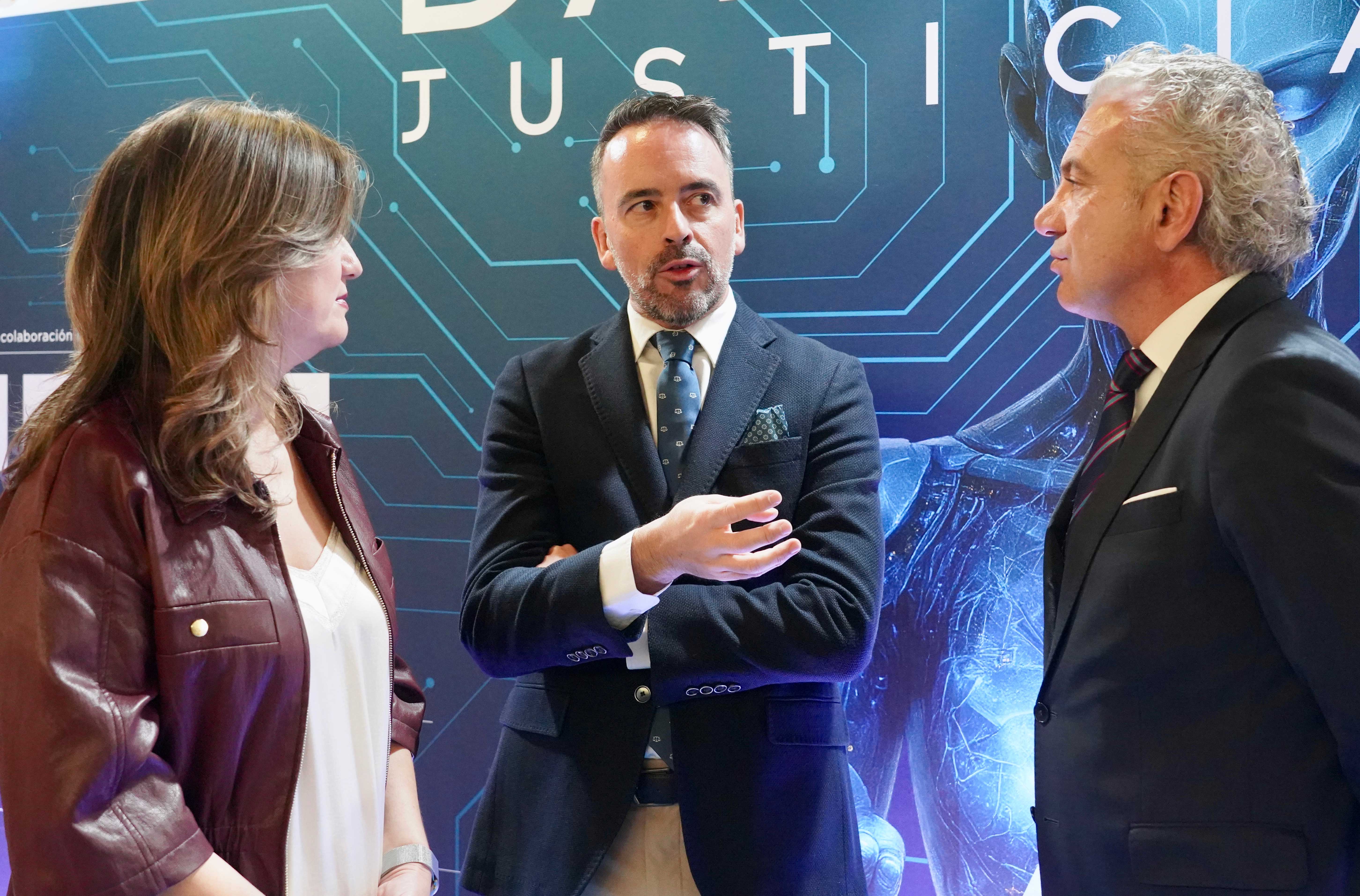 El secretario de Estado de Justicia, Manuel Olmedo Palacios; el delegado del Gobierno, Nicanor Sen y la rectora de la Universidad de León, Nuria González. | CAMPILLO (Ical)