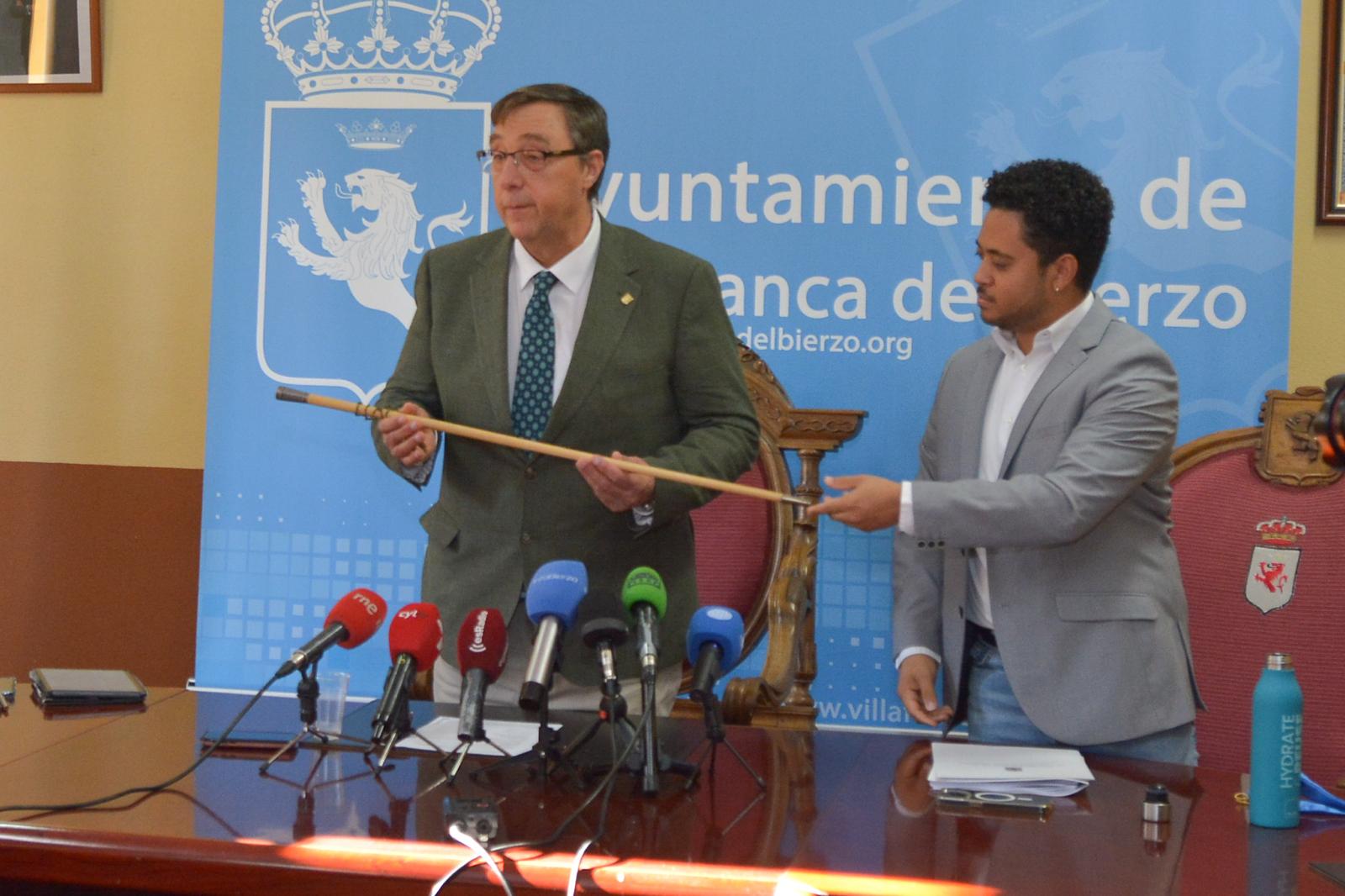 Batista entregando el bastón de mando a Pereira.