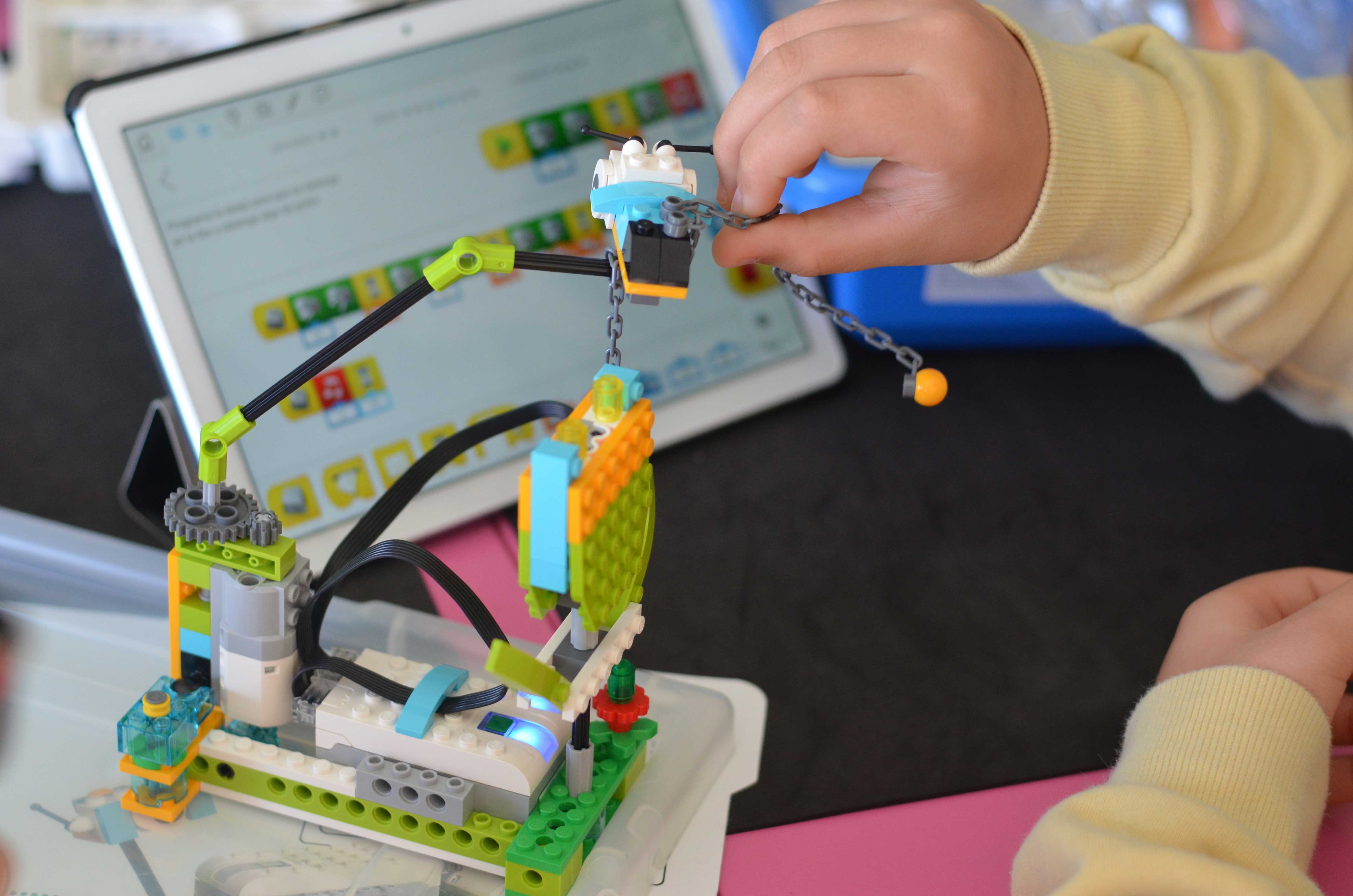 Imagen de archivo de un escolar interactuando con un robot de fines educativos. | L.N.C.