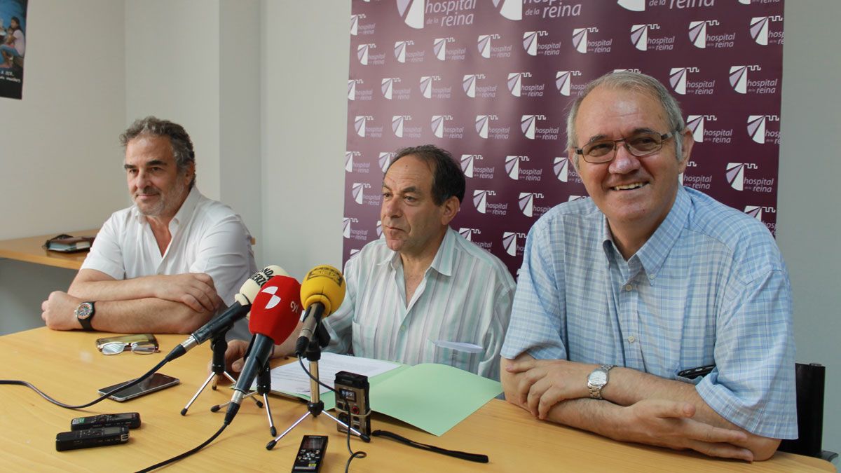 Rapún, Pérez y De Cela, los tres directivos de la Fundación dando a conocer las obras del Monasterio.| MAR IGLESIAS