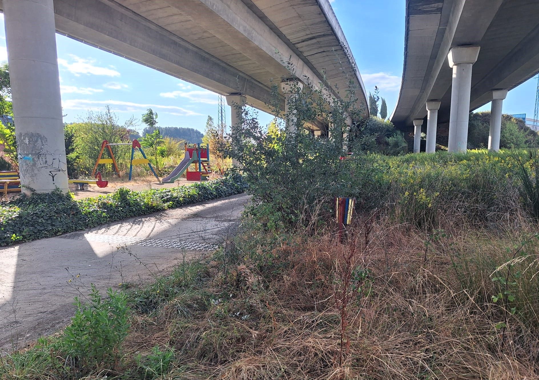 Estado de la zona de recreo bajo el viaducto de la Válgoma.