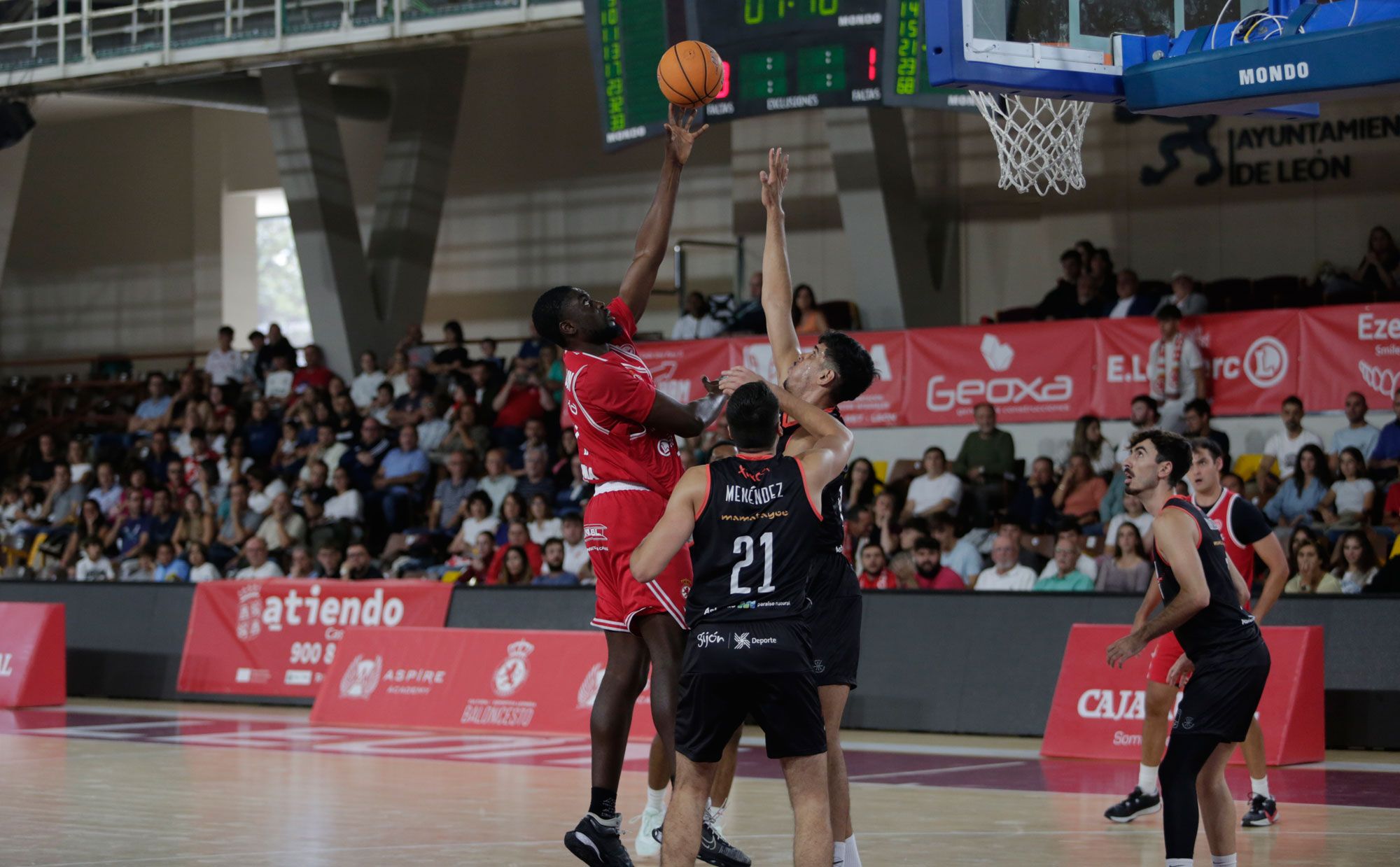 Amadasun deja un gancho en el partido de la Cultural frente al Gijón. | FERNANDO OTERO