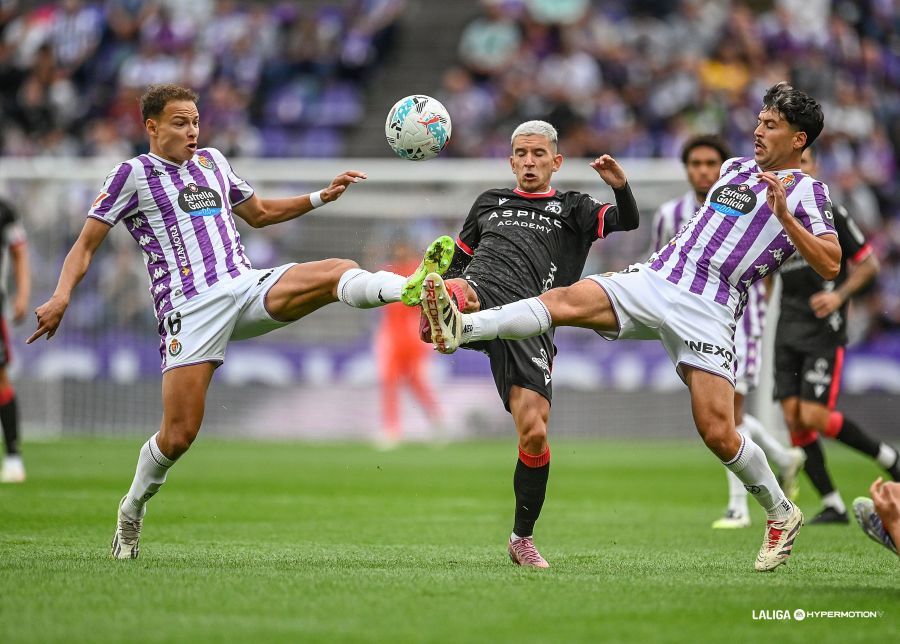 Chacón busca un balón dividido en el partido entre Valladolid y Cultural. | LALIGA