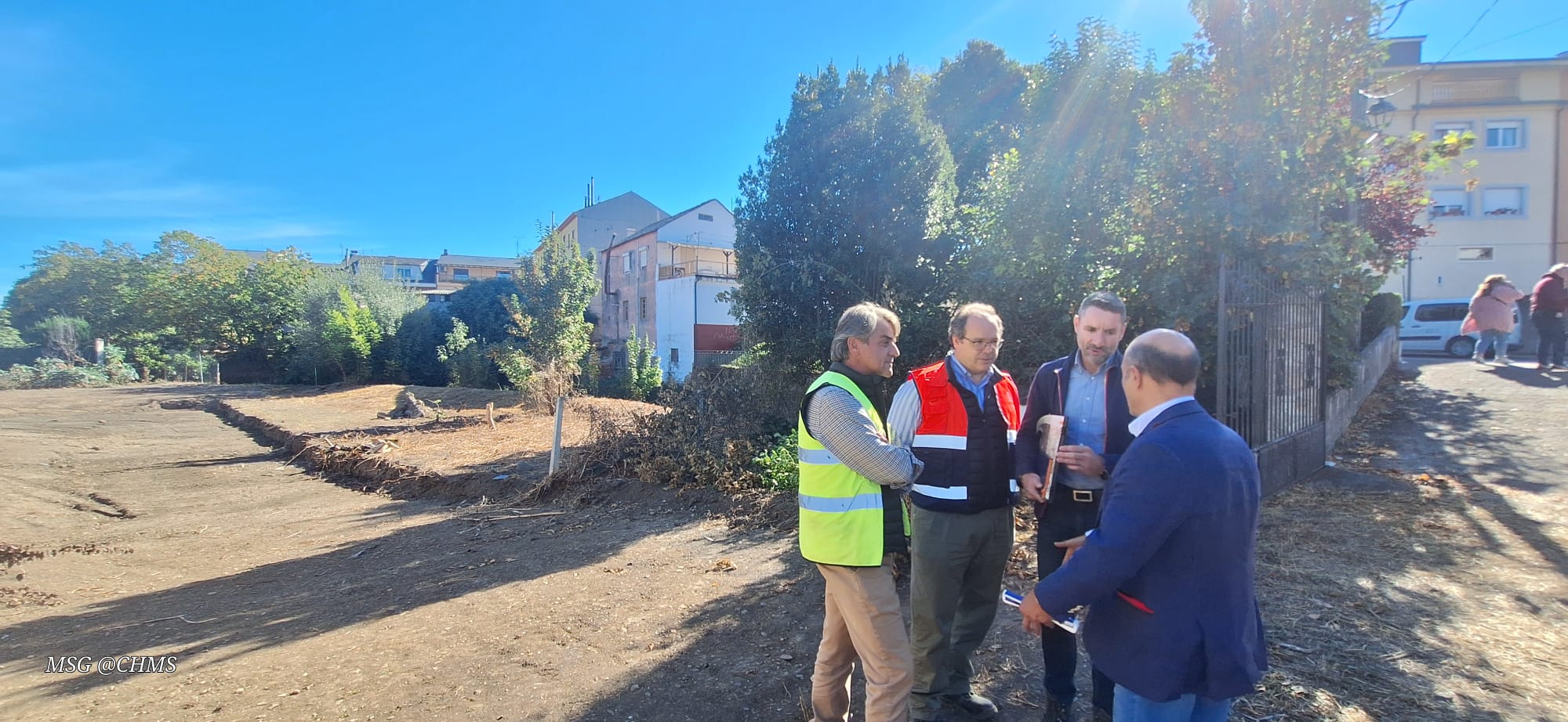 Arroyo de Vega del Rey en el municipio berciano de Cacabelos, con el presidente de l CHMS. | MS
