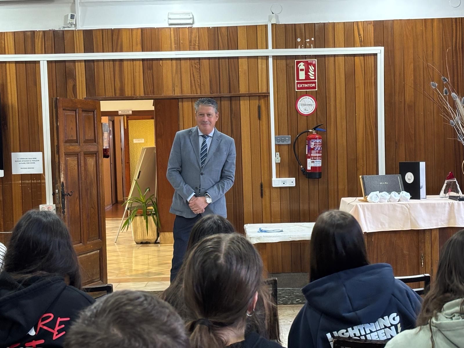 El concejal de Desarrollo Urbano, Luis Miguel García Copete, durante la charla en la Escuela de Hostelería de San Cayetano | L.N.C.