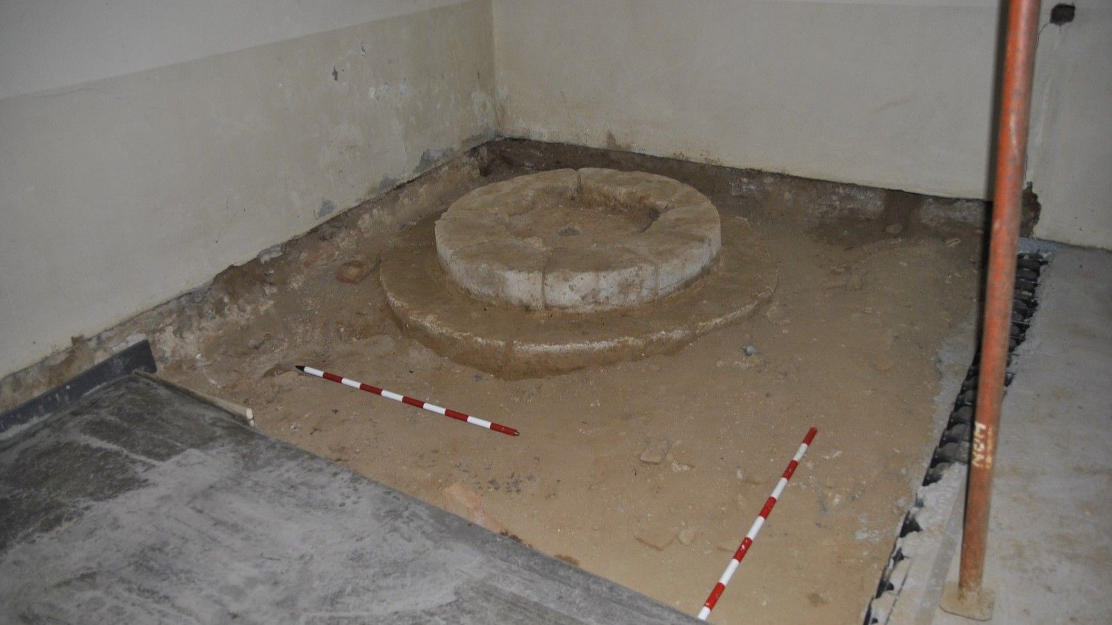 Pila bautismal descubierta en Villacil de la Sobarriba. | L.N.C.