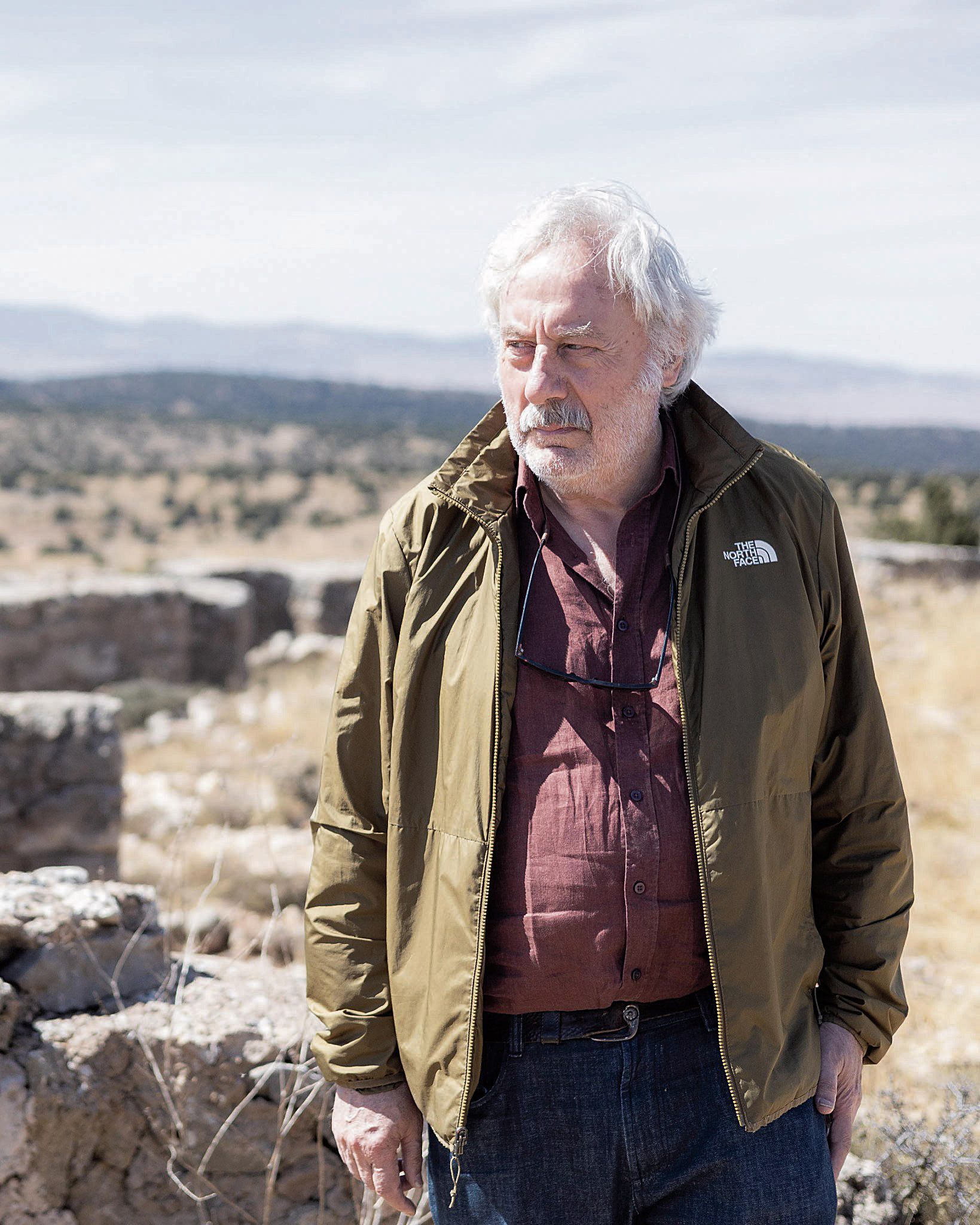 Llamazares en la reciente visita a los lugares que recorrió su padre. | ALFAGUARA