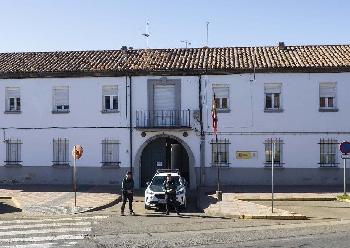 Agentes a la puerta del Cuartel de la Guardia Civil de Valencia de Don Juan. | L.N.C.