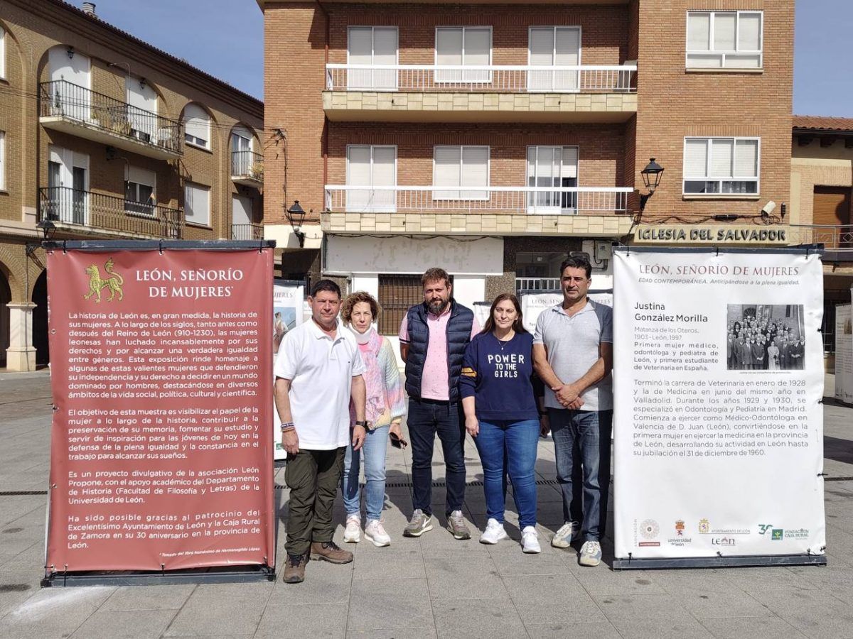 Miembros del equipo de gobierno del Ayuntamiento presentando la exposición. | L.N.C.