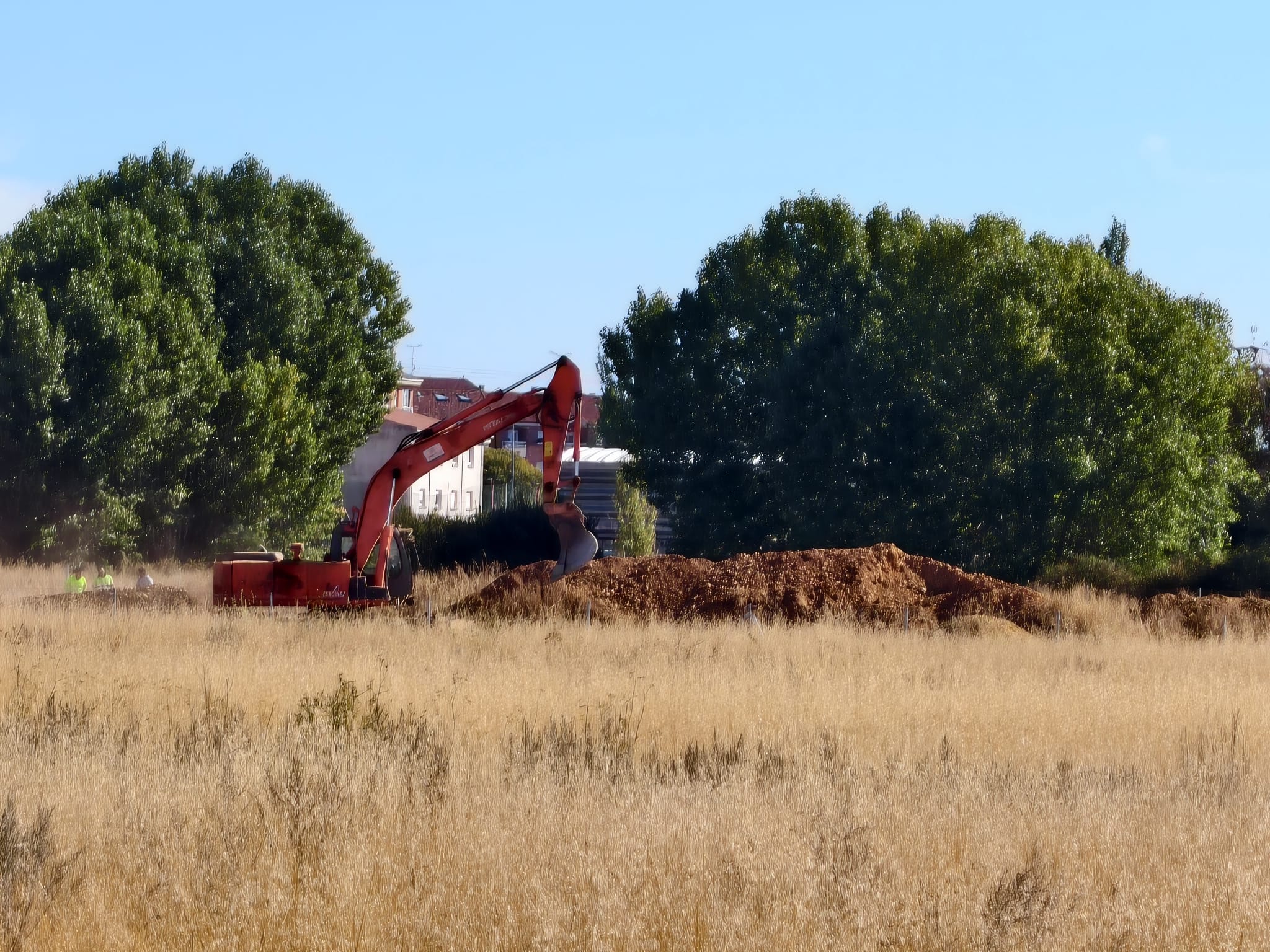 Varios empleados trabajando en la parcela del camping. | A. RODRÍGUEZ