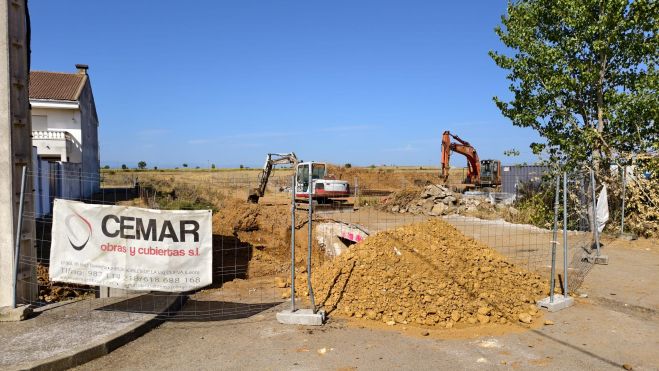 Trabajos en uno de los accesos para el camping. |A. RODRÍGUEZ