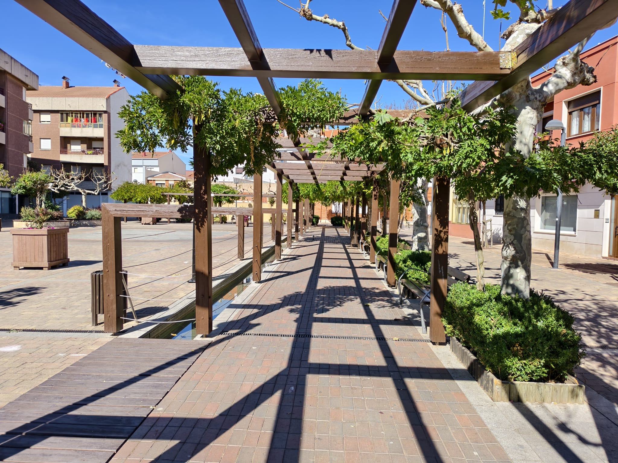 Estado actual de la pérgola de la plaza de la Madera. | A. RODRÍGUEZ