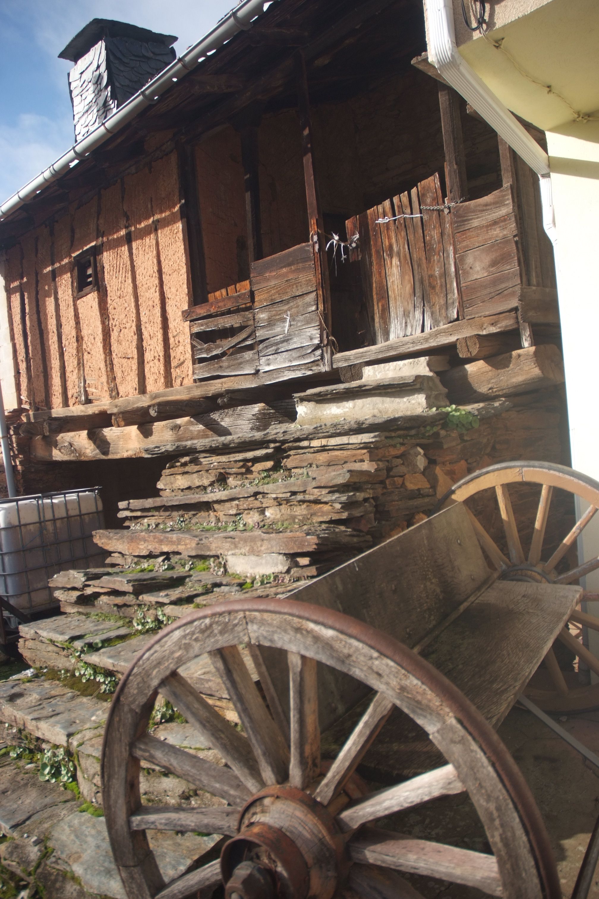 Las edificaciones de piedra junto al carro hablan de un mundo a preservar. | RAMÓN CELA Las edificaciones de piedra junto al carro hablan de un mundo a preservar. | RAMÓN CELA