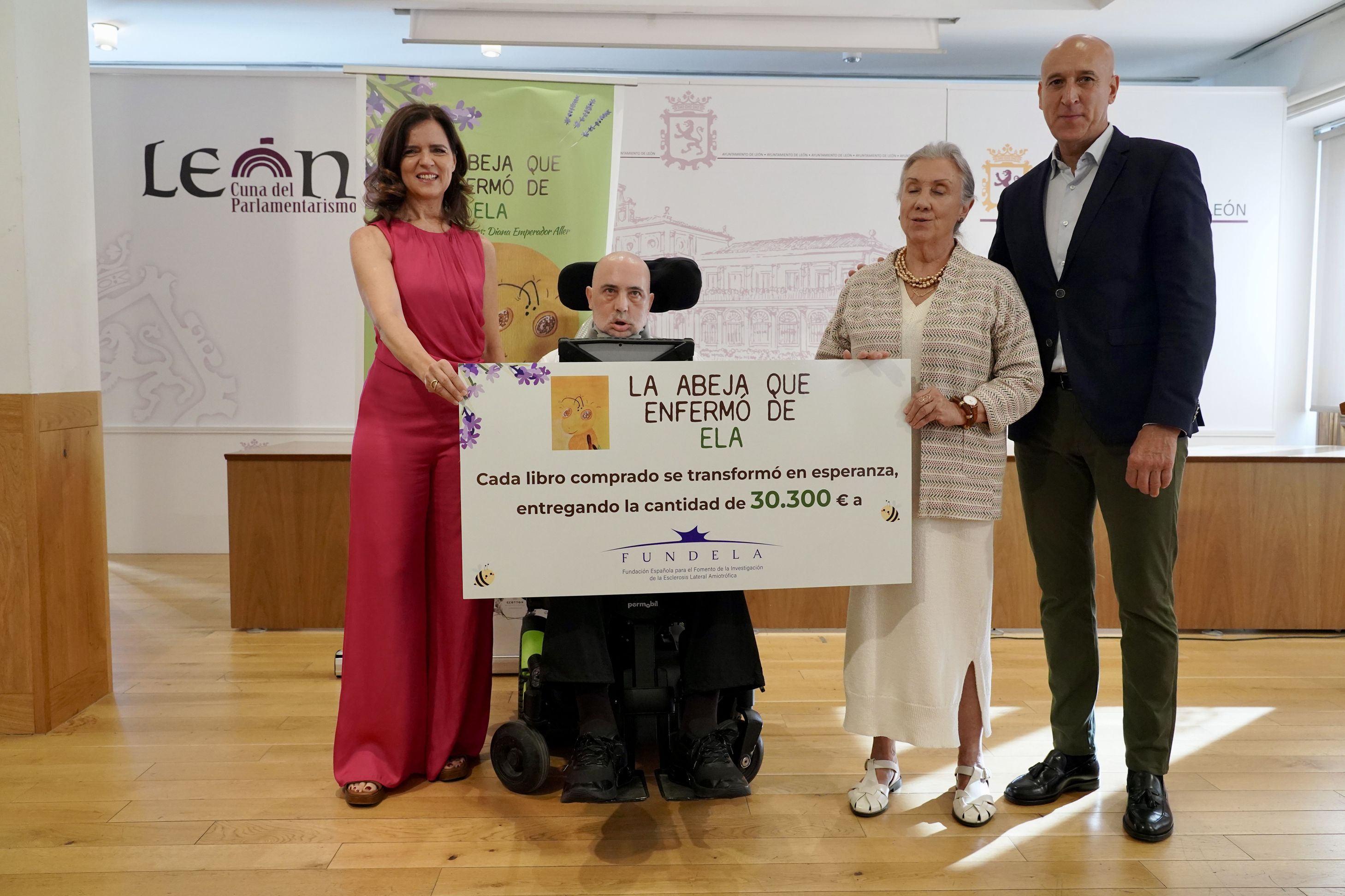 Ana Carlota Amigo, Urbano González, Maite Solas y José Antonio Diez posan con el cheque de la donación. | CAMPILLO (ICAL)