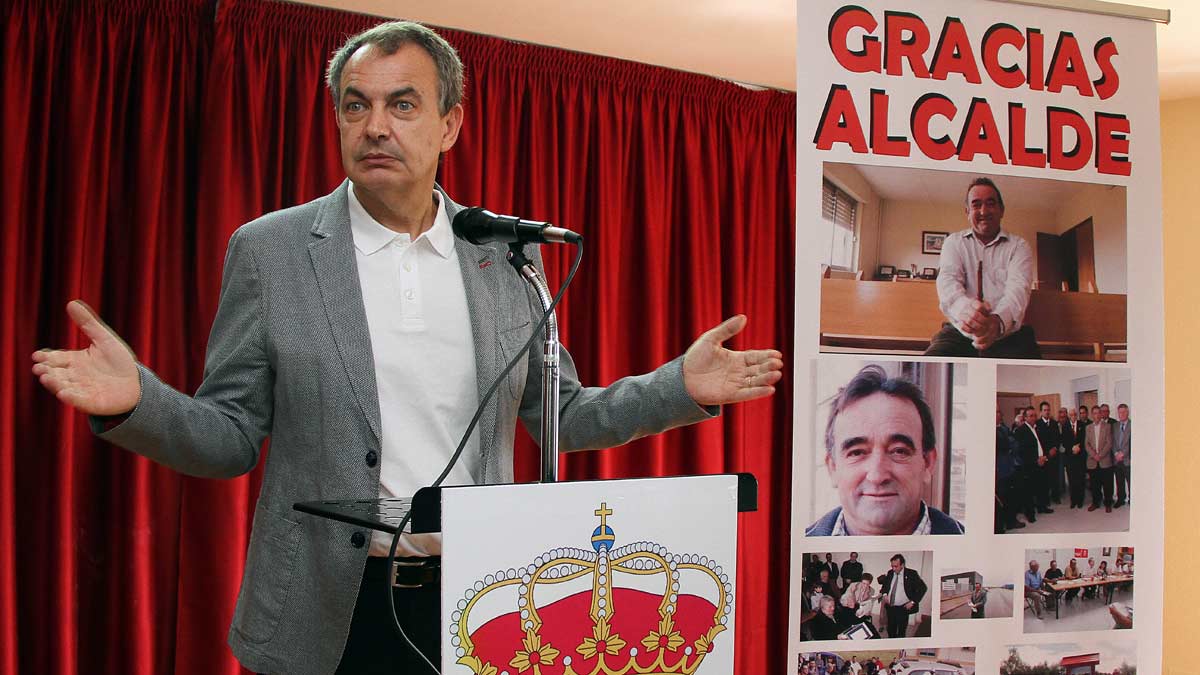 El expresidente del Gobierno José Luis Rodríguez Zapatero, este jueves en Villagatón. | ICAL