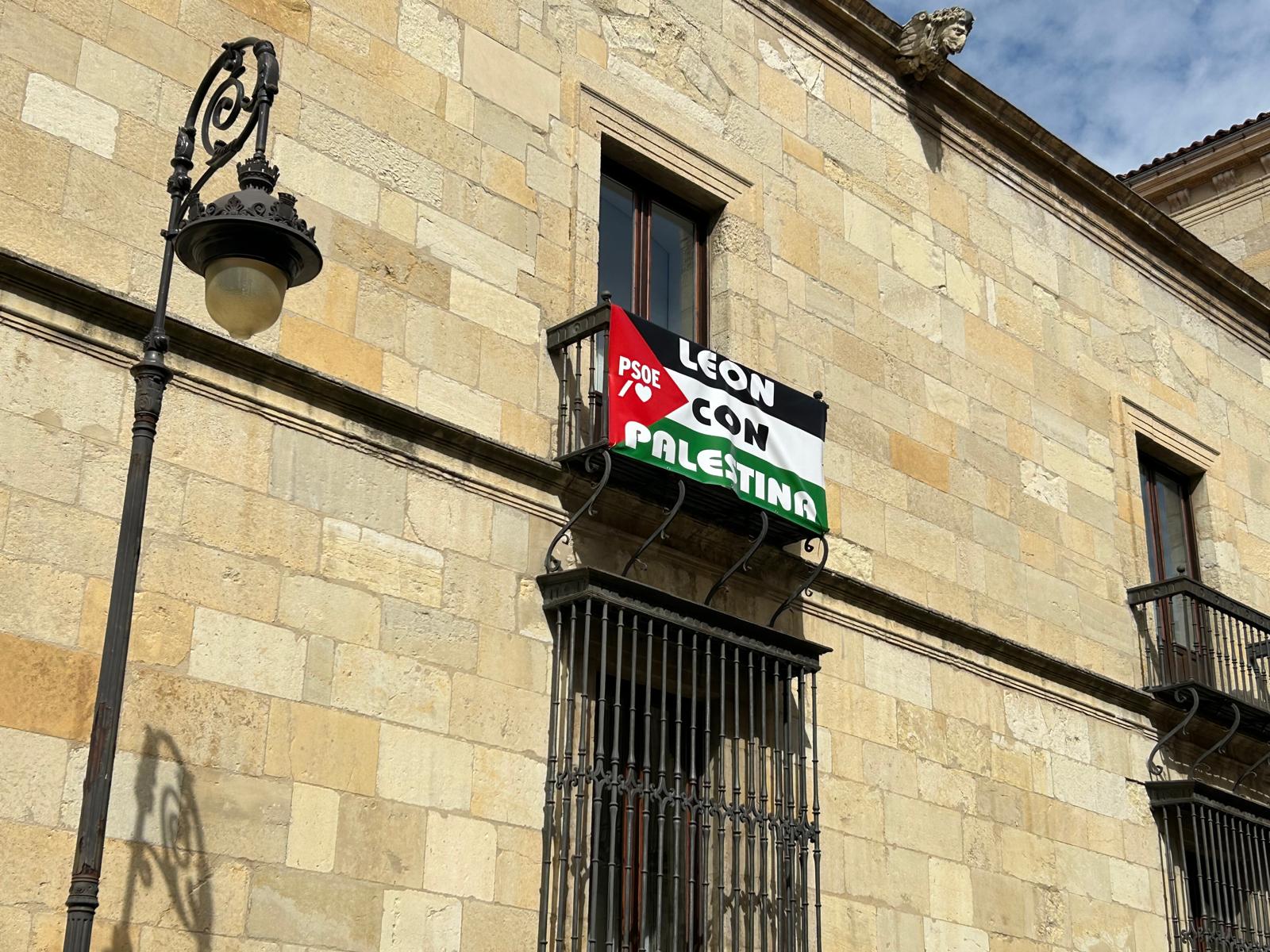 El PSOE de León coloca la bandera de Palestina en la Diputación. | PSOE DE LEÓN