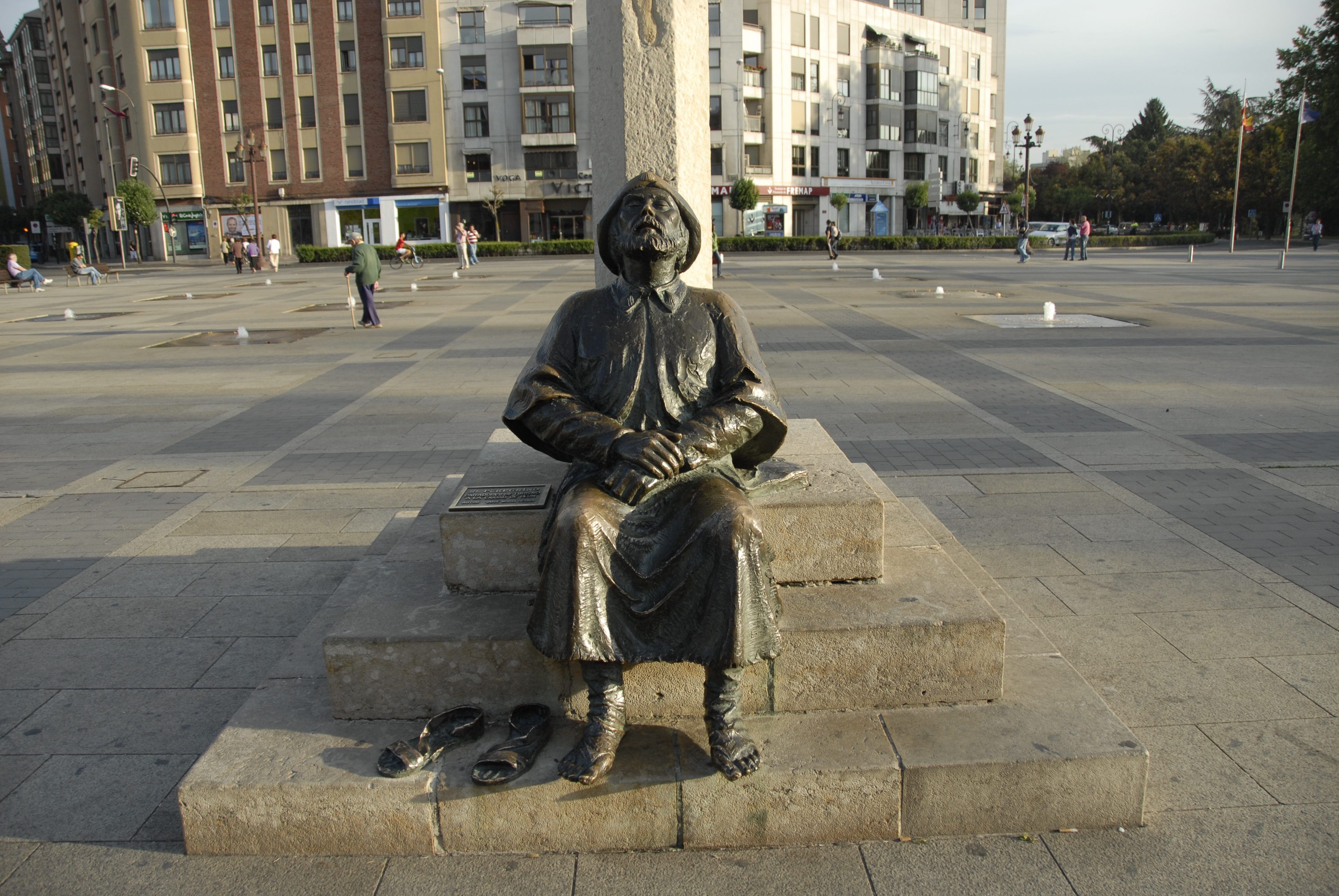 Imagen del monumento del peregrino ubicado en la plaza de San Marcos, uno de los espacios que se rehabilitará con este plan. | MAURICIO PEÑA