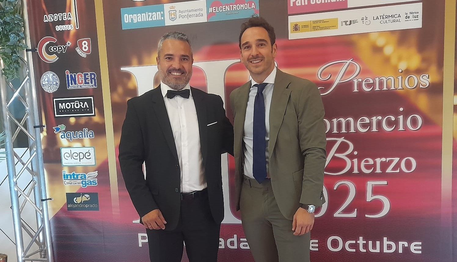 El concejal de Comercio y el delegado de El centro mola al inicio de la gala. | MAR IGLESIAS El concejal de Comercio y el delegado de El centro mola al inicio de la gala. | MAR IGLESIAS