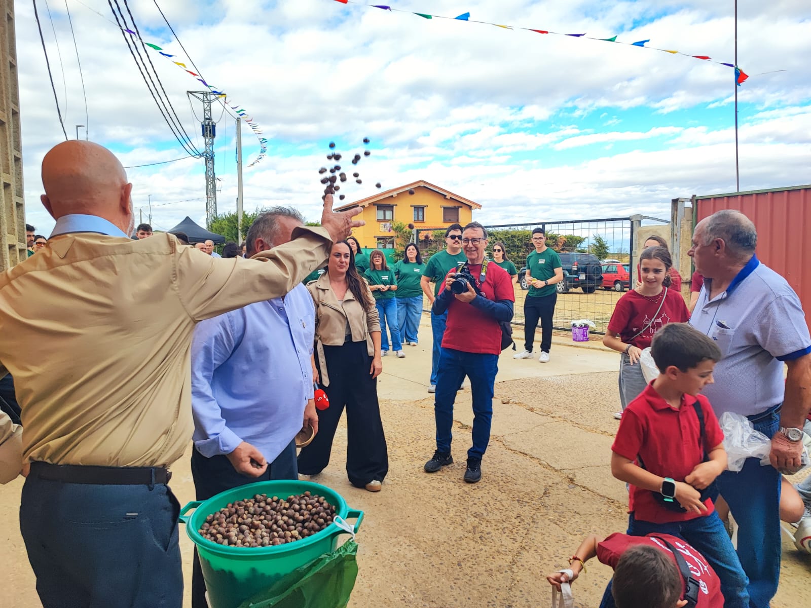 Reparto y tradicional ‘lluvia’ de avellanas en Matanza de los Oteros en honor a la Virgen del Rosario, La Cañamona. L.N.C.