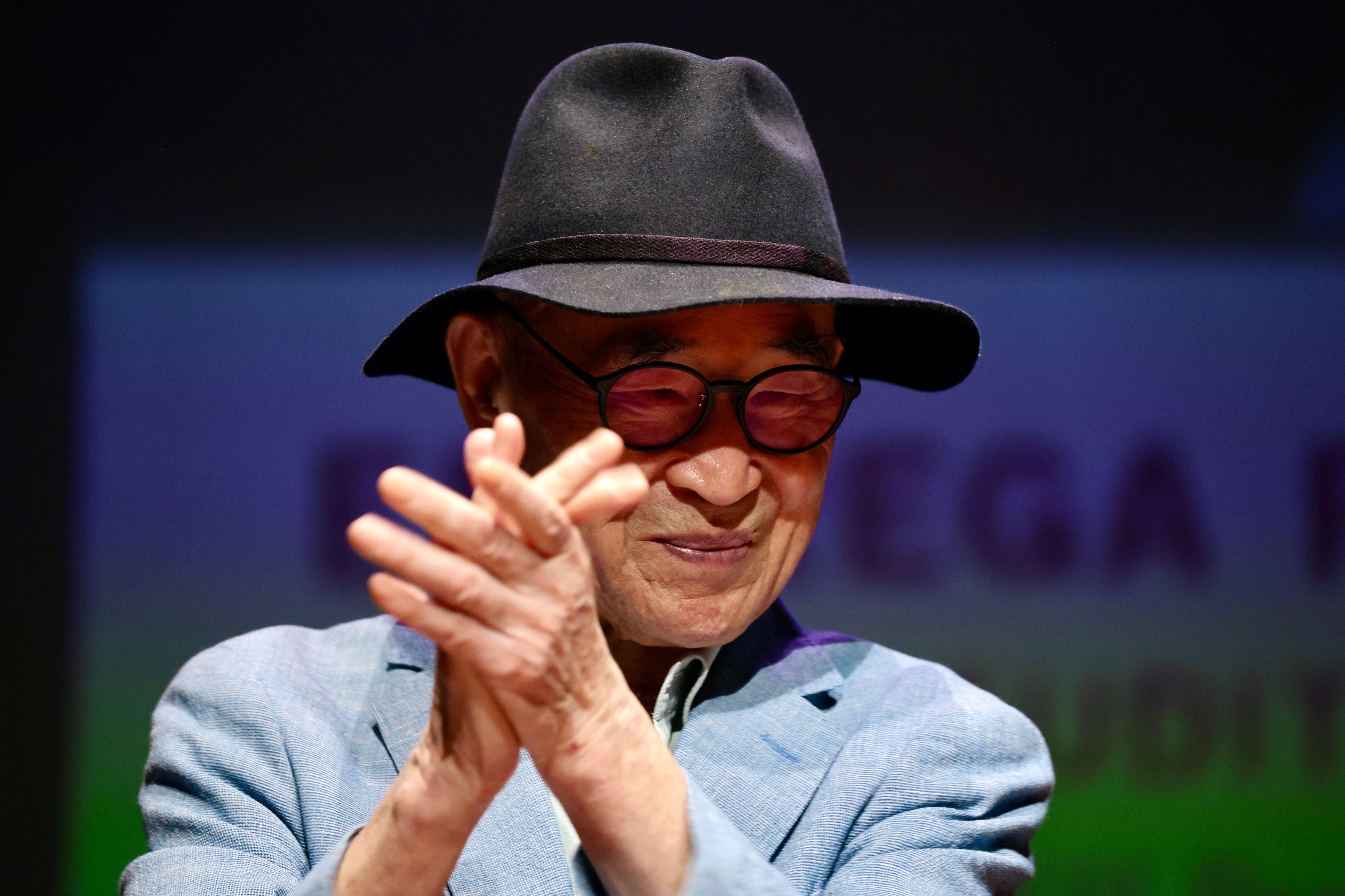 El poeta surcoreano Ko Un recoge el Premio Leteo en León. | CAMPILLO (ICAL)