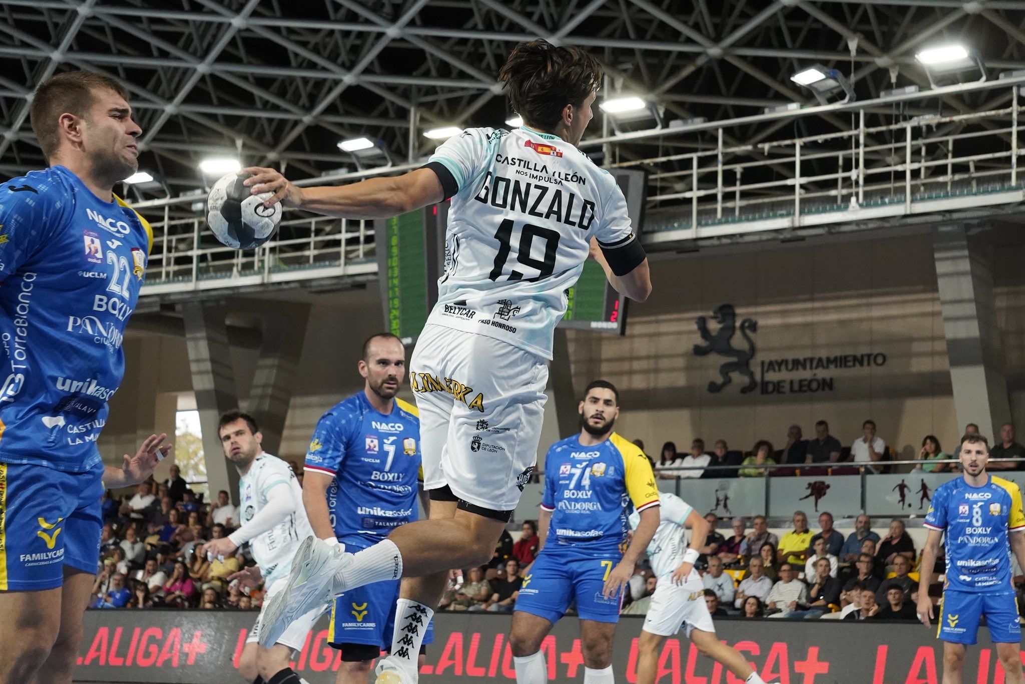 Gonzalo realiza un lanzamiento entre defensores del Ciudad Real. | AM PRODUCCIONES (ASOBAL)