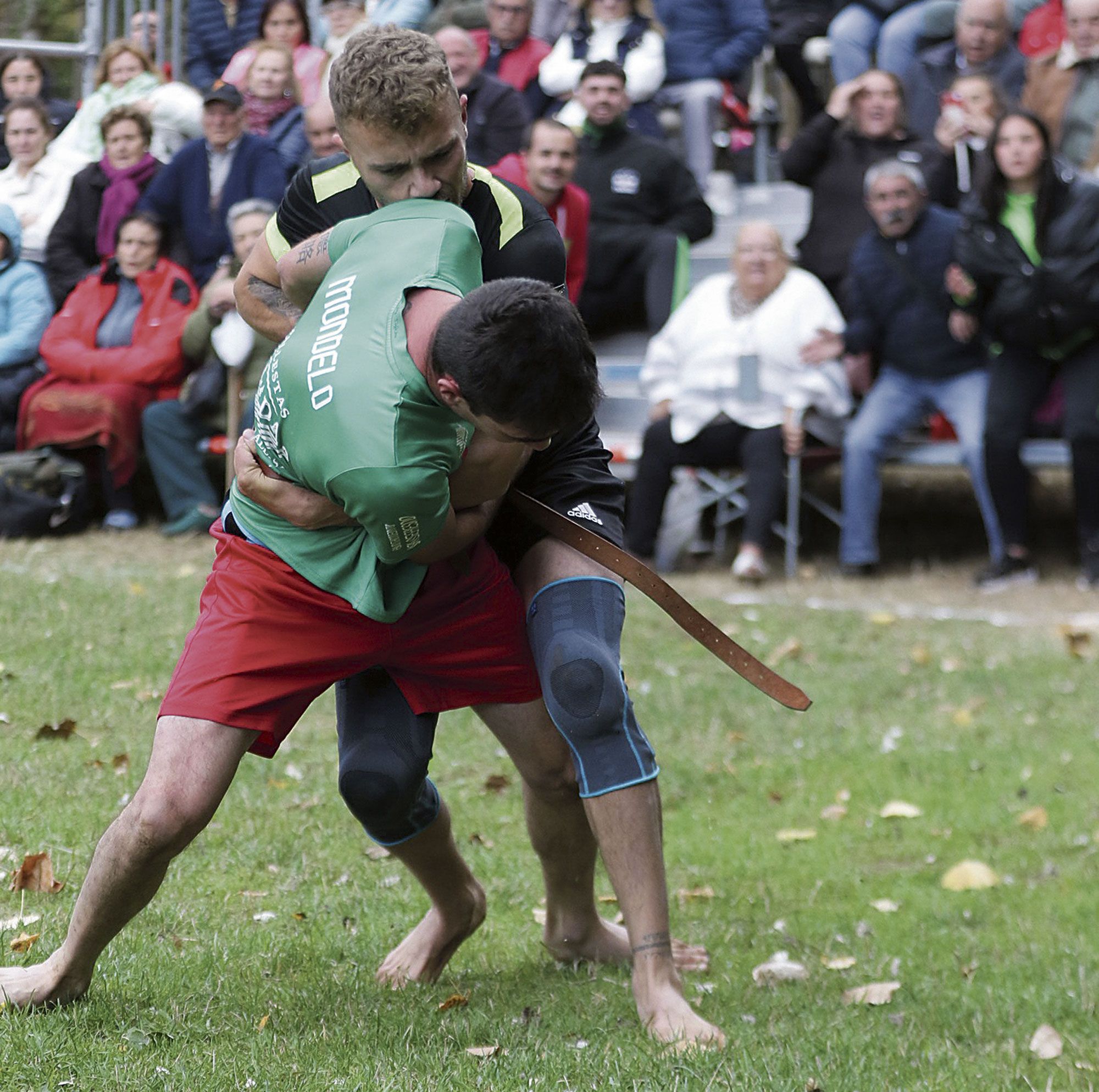 Carlos Mondelo y Flori Yugueros en pleno esfuerzo en el corro de Las Manzanedas. ANTONIO
