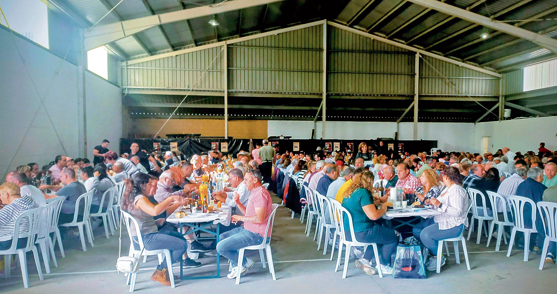 Imagen de los más de 400 comensales que se juntaron en Cármenes para celebrar la tradicional ‘borregada’. | LNC