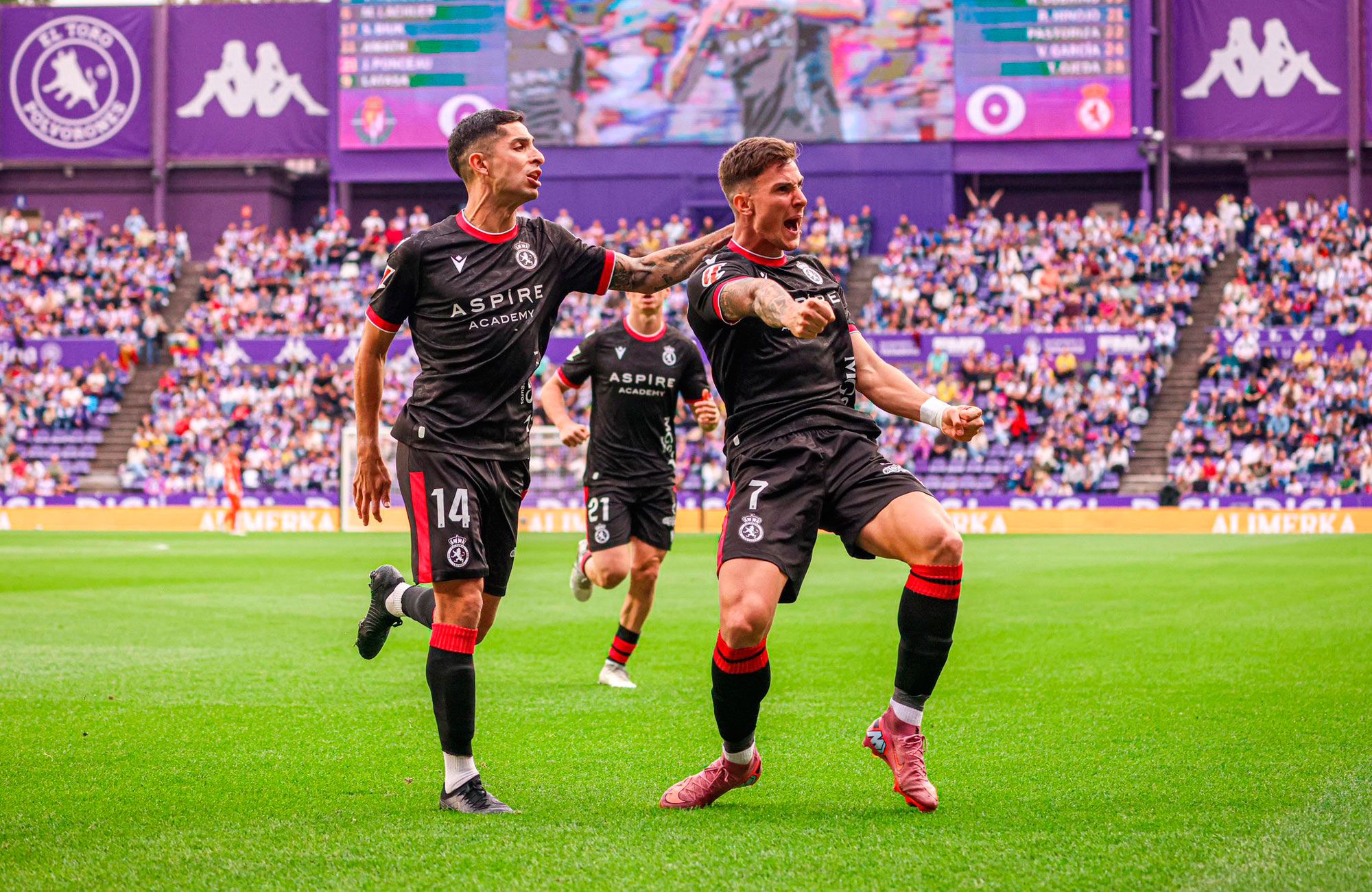 Collado celebra con Bicho el gol que dio a la Cultural el triunfo ante el Valladolid la semana pasada.  LALIGA